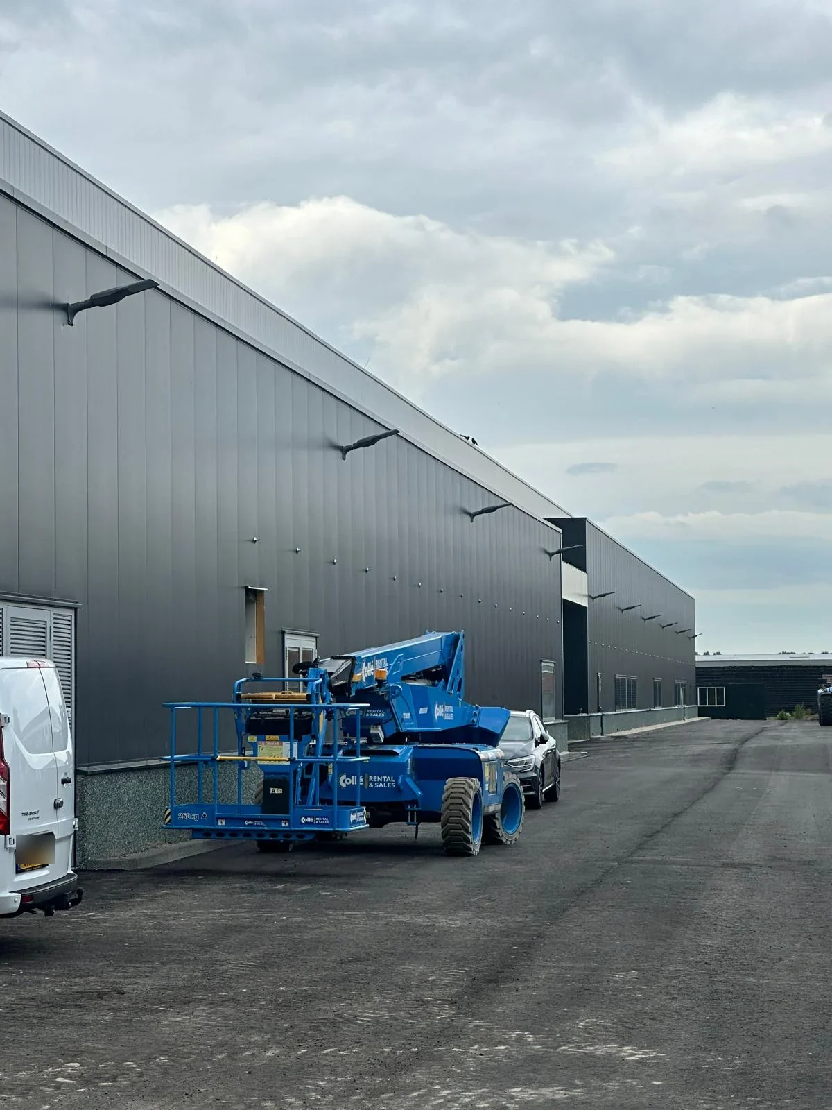 Hoogwerker bij elektrotechnische werkzaamheden aan een bedrijfsgebouw